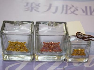 玻璃粘金屬膠水案例，聚力膠水無氣味不發白耐老化符合環保標準